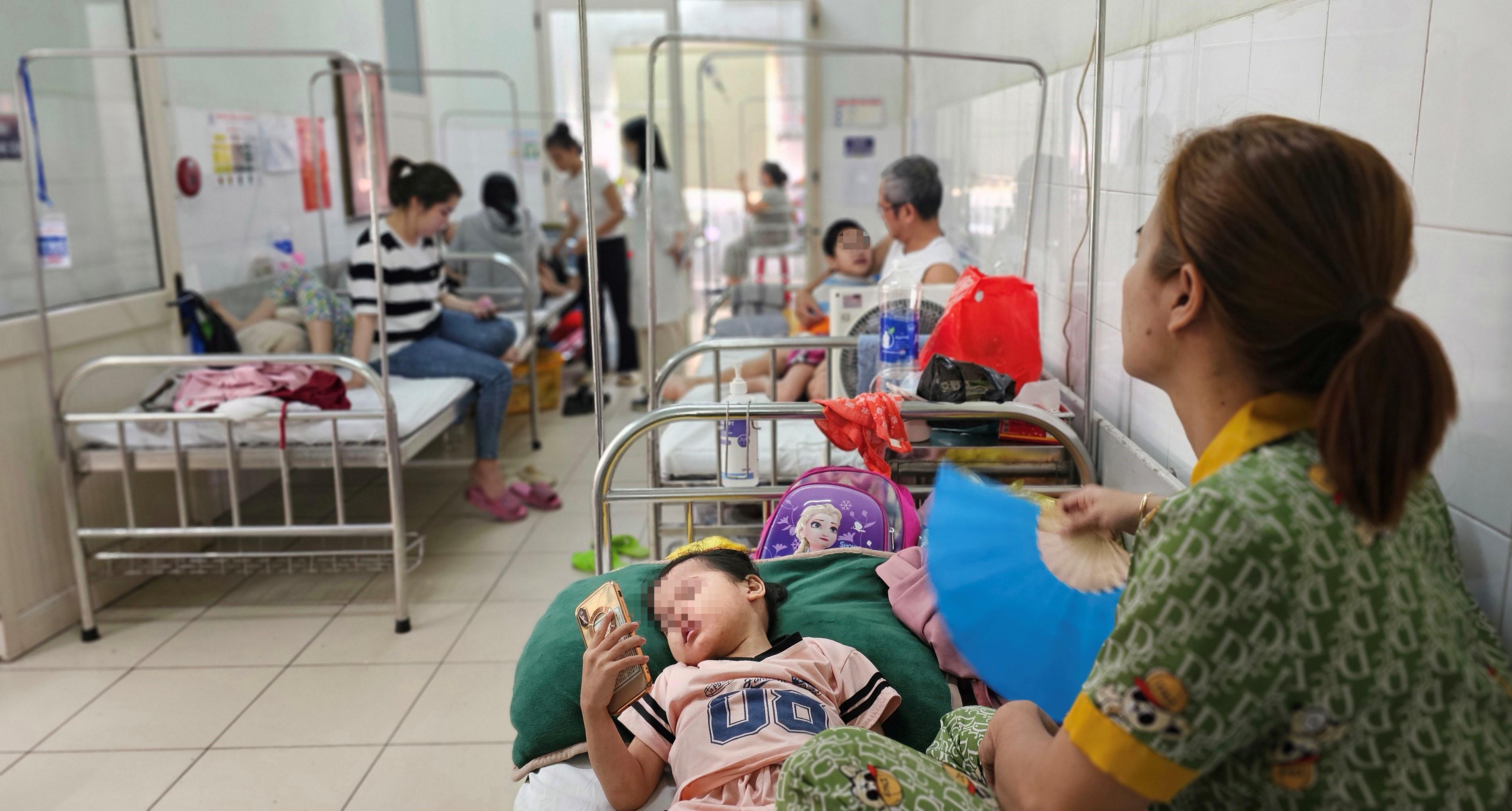 Khu điều trị cách ly sởi quá tải, nhiều ca diễn tiến nặng