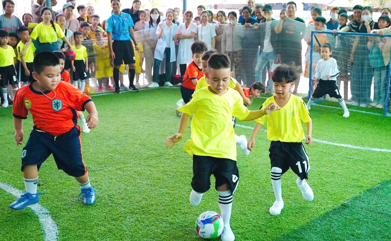 Trẻ mầm non sôi nổi tham gia ngày hội phát triển vận động