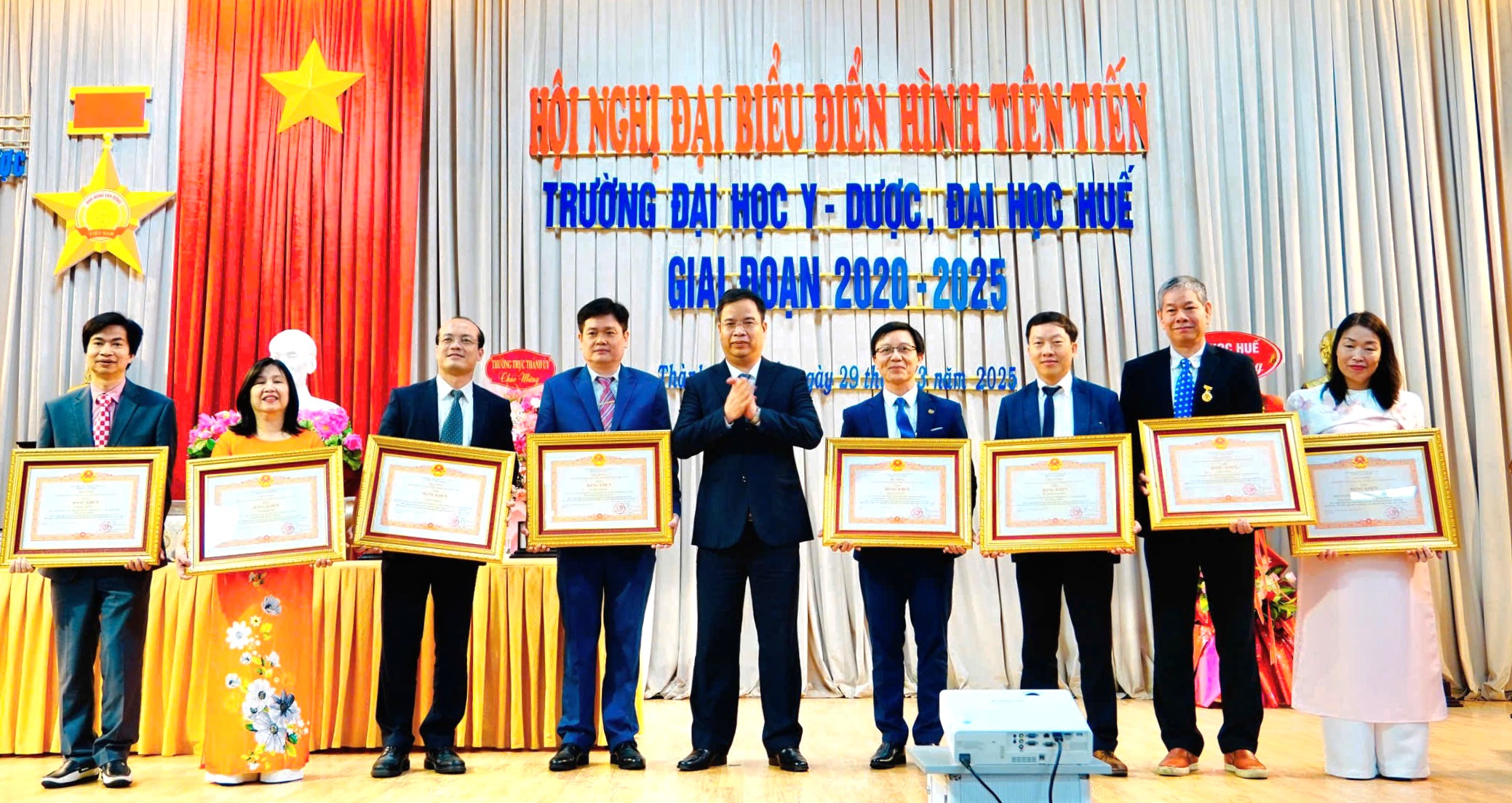Trường Đại học Y - Dược, Đại học Huế Tôn vinh, khen thưởng các điển hình tiên tiến