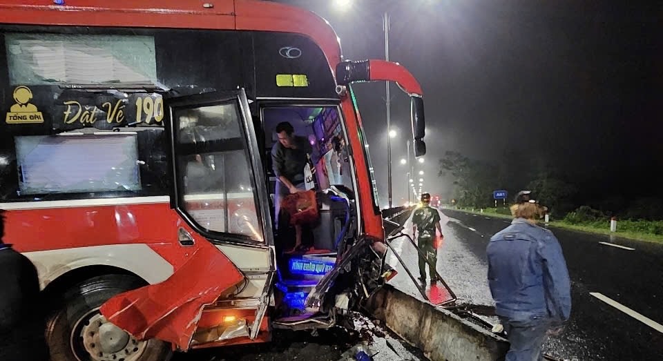 Liên tiếp xảy ra hai vụ tai nạn gây ùn tắc giao thông trên Quốc lộ 1A