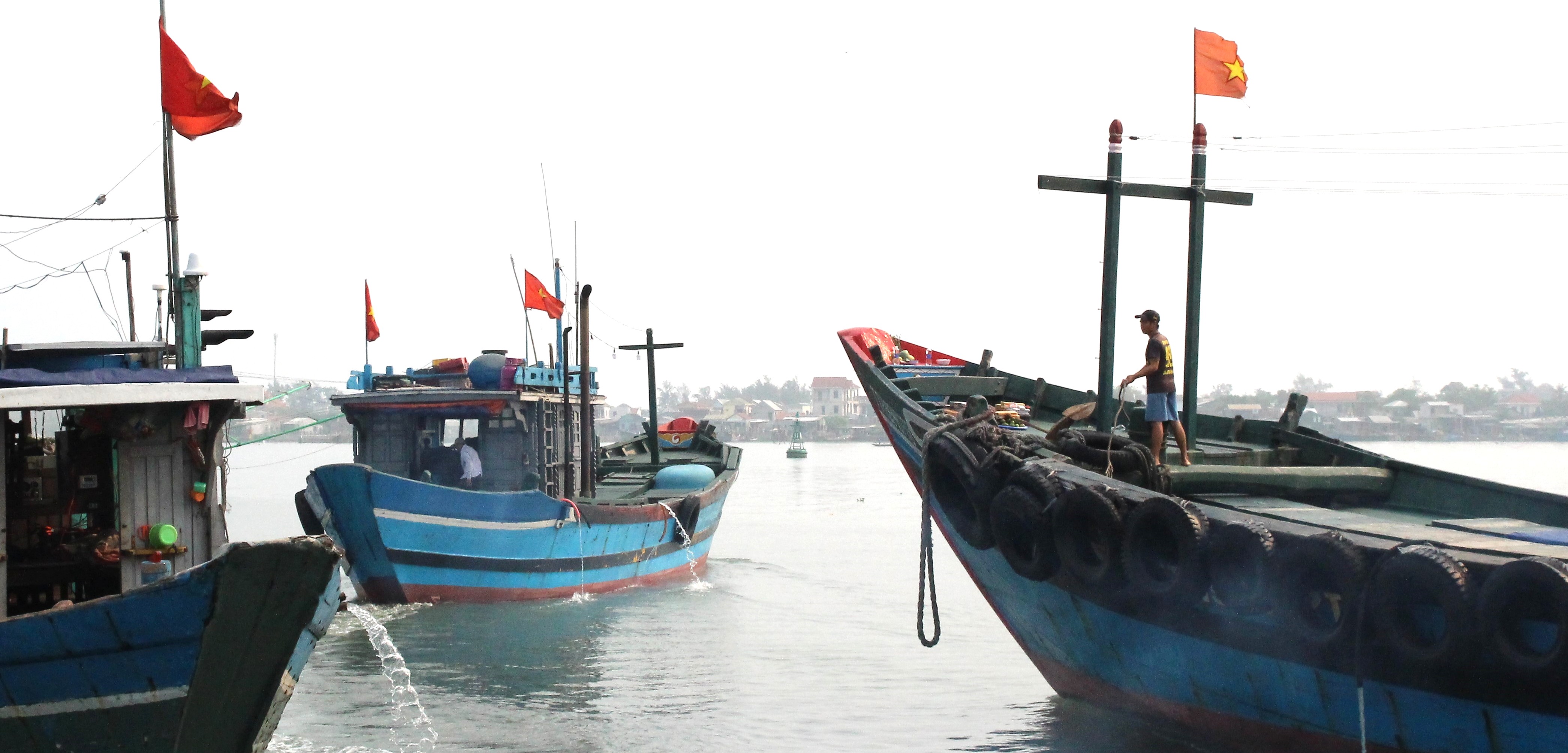 7 thuyền viên bị nạn trên vùng biển Quảng Ngãi đã vào bờ an toàn