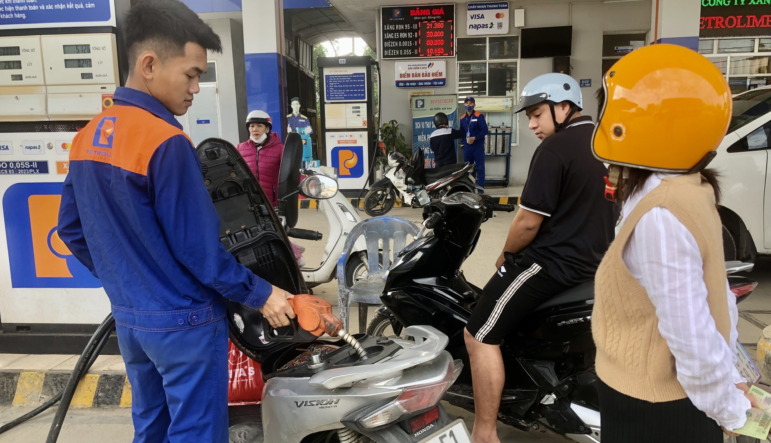 Giá xăng dầu tăng lần thứ ba liên tiếp