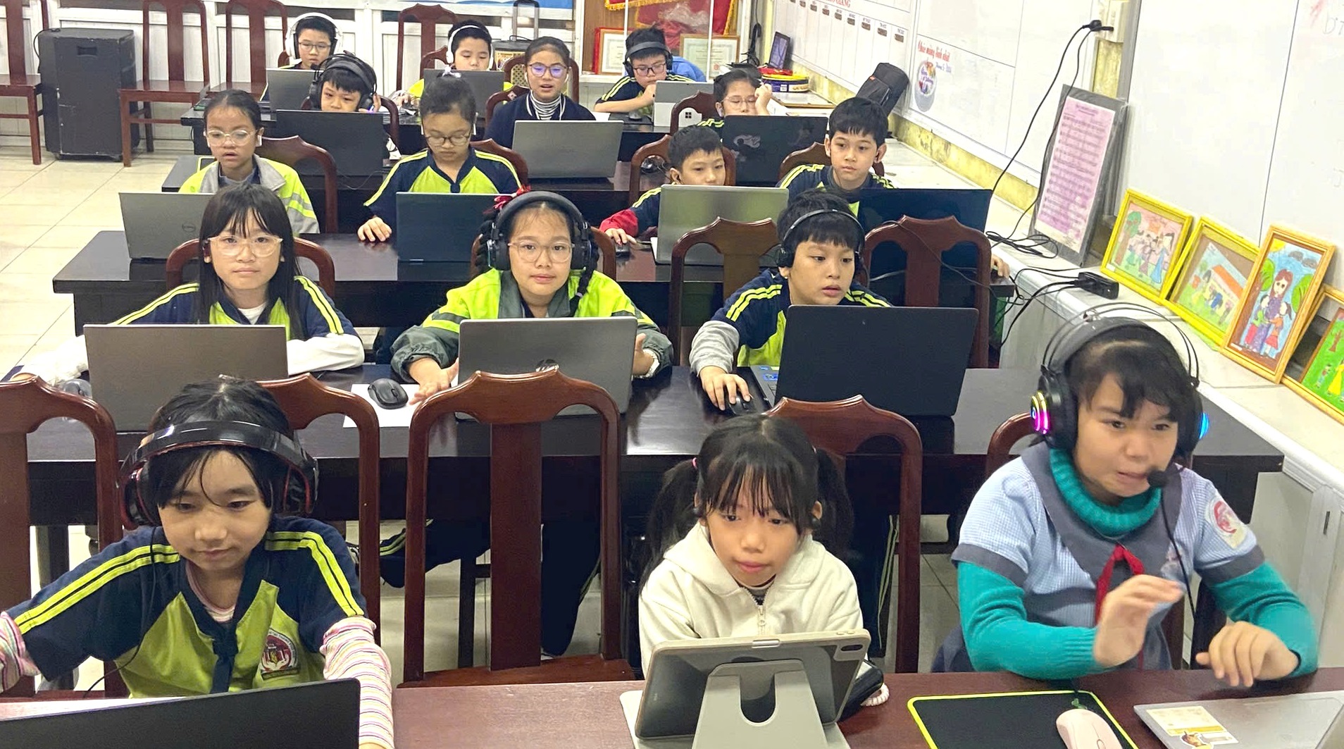 Học sinh tham gia Kỳ thi IOE cấp quốc gia năm học 2024-2025