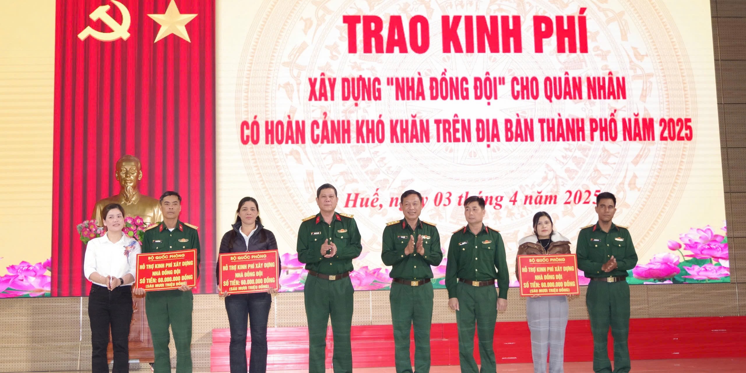 Trao kinh phí xây “Nhà đồng đội” cho 3 gia đình quân nhân