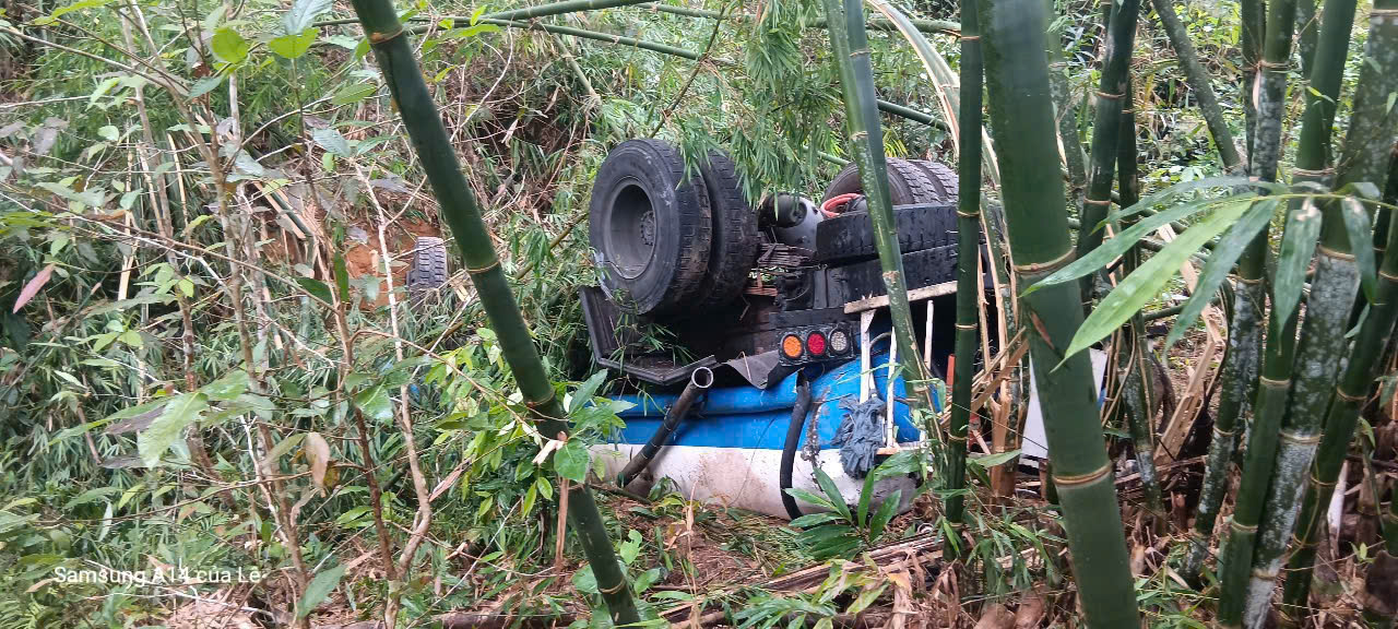 Xe bồn lao xuống vực, tài xế tử vong