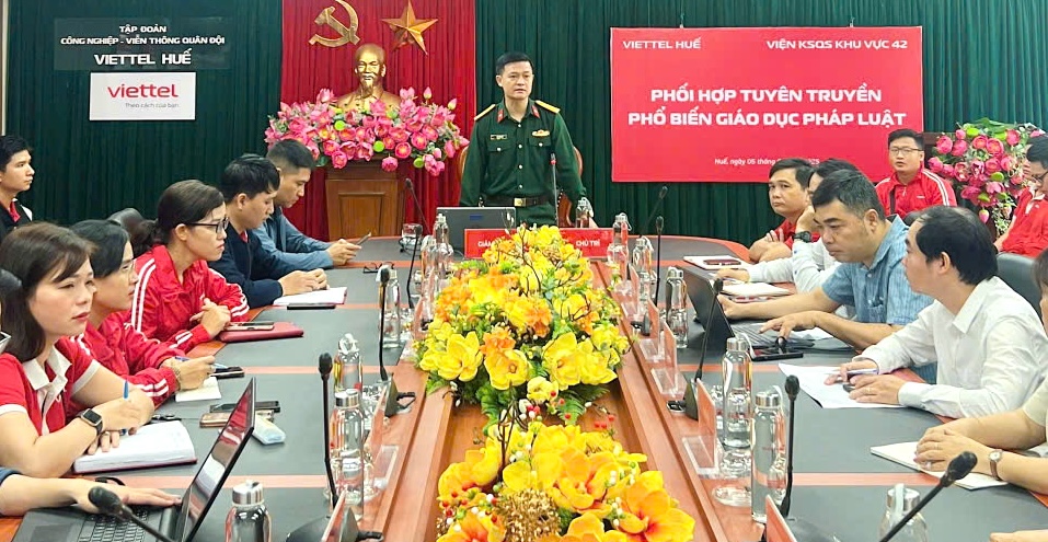 Phổ biến pháp luật cho hơn 200 sĩ quan, quân nhân chuyên nghiệp