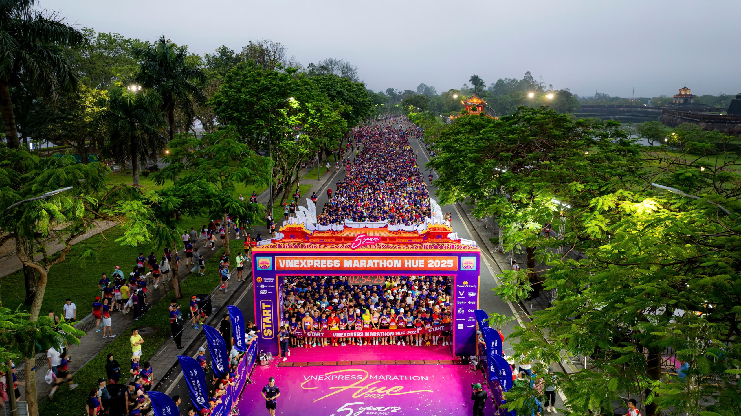 Những khoảnh khắc thú vị trên đường chạy VnExpress marathon Hue 2025