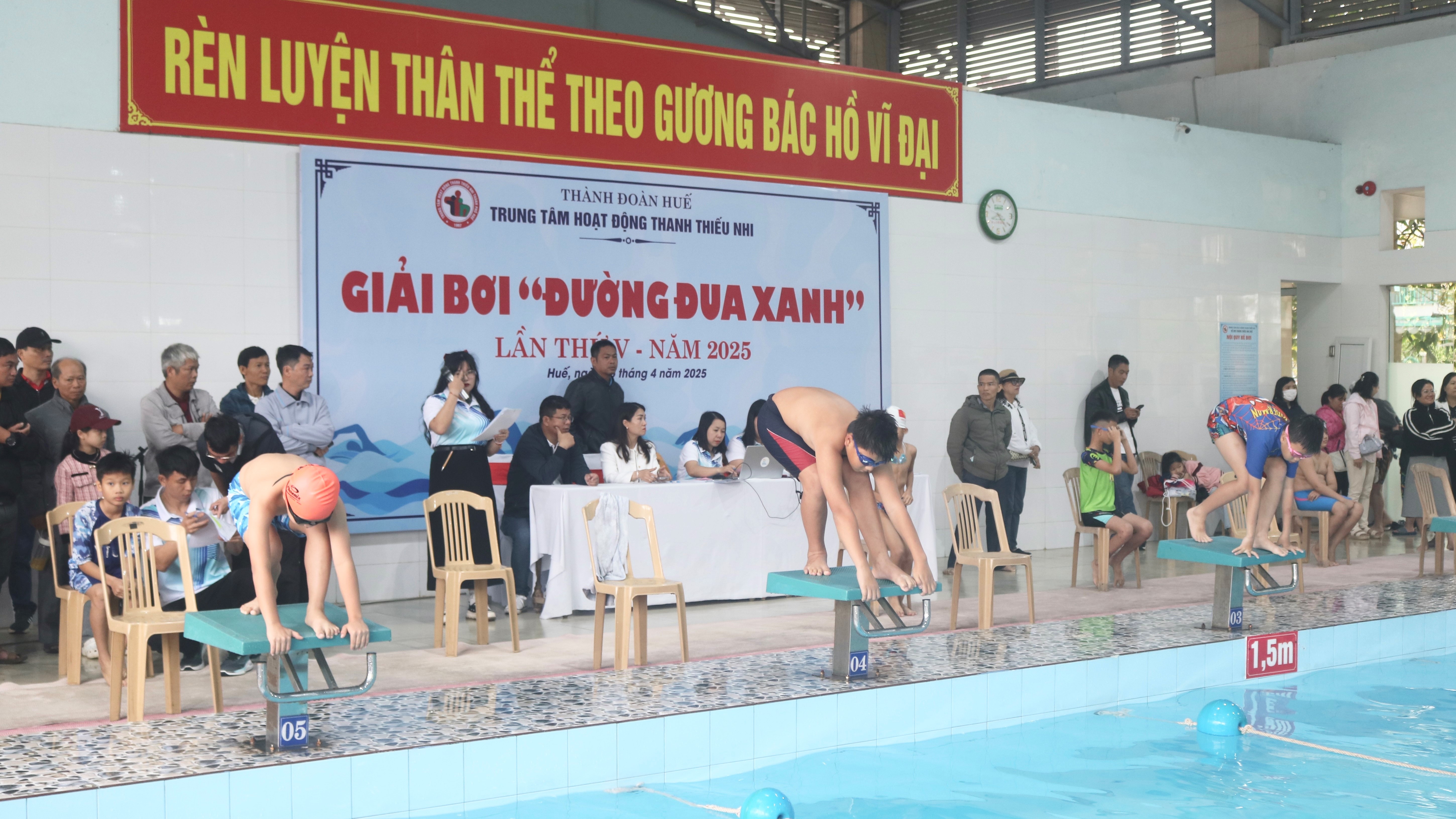 Gần 200 vận động viên nhí tranh tài tại Giải bơi “Đường đua xanh”