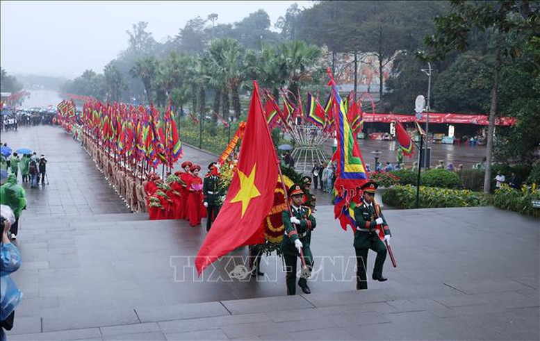 Chủ tịch nước Lương Cường dâng hương tưởng niệm các Vua Hùng
