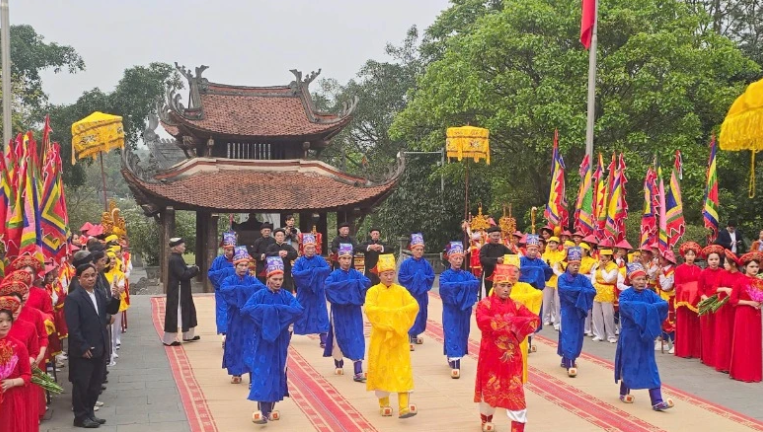 Linh thiêng hai tiếng đồng bào