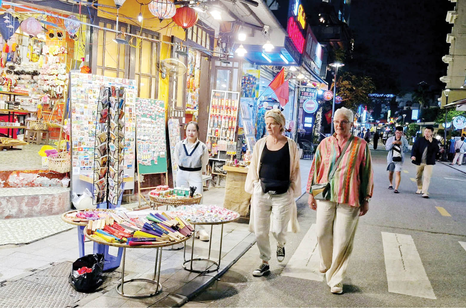 Cùng Huế thức khuya