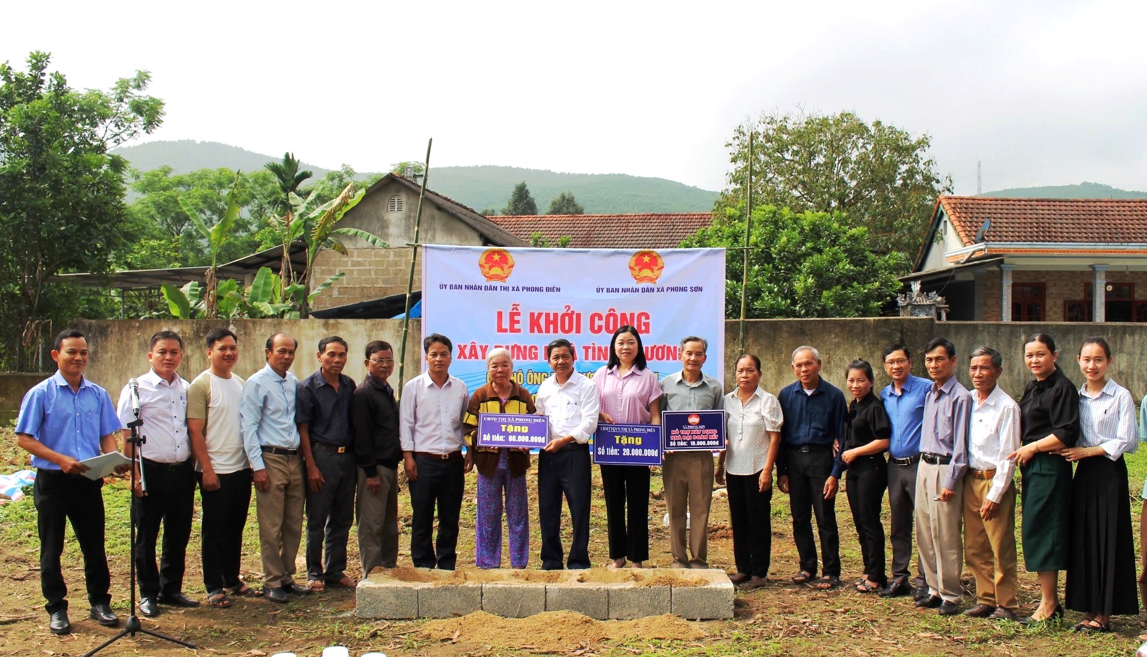 Phong Điền khởi công xây dựng nhà mới cho hai hộ nghèo