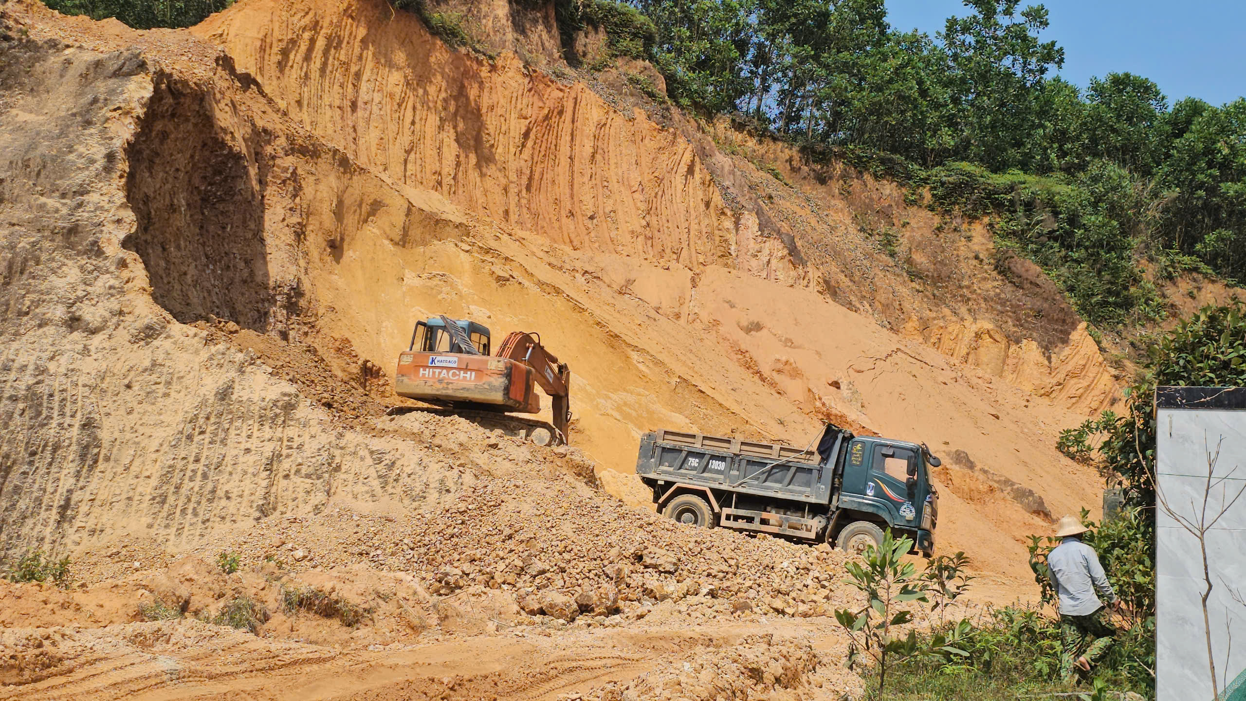 Xử phạt Công ty CP Thành Đạt khai thác đất trái phép