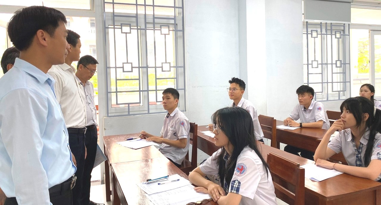 Học sinh lớp 12 toàn thành phố tham gia Kỳ thi thử tốt nghiệp năm 2025