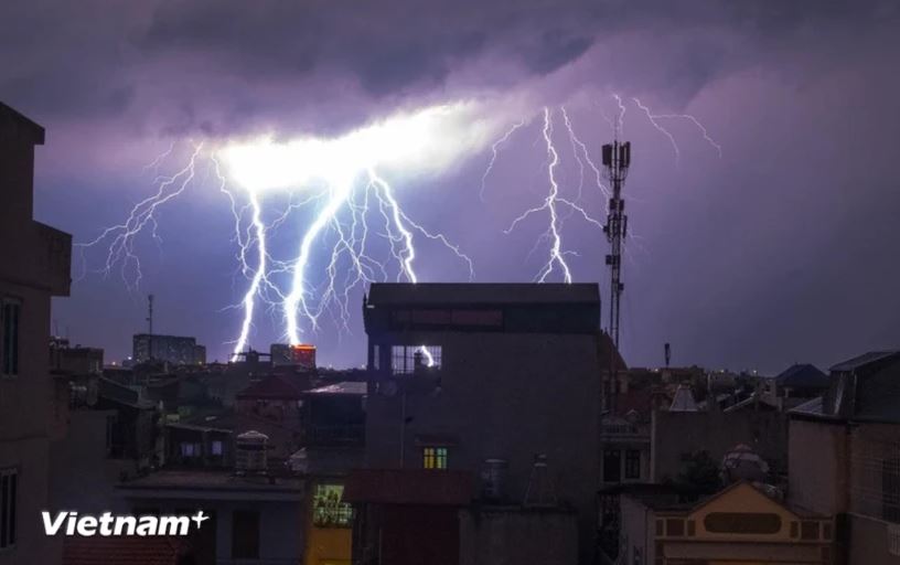 Cảnh báo nguy cơ dông lốc, mưa đá và cháy rừng từ nay đến giữa tháng Năm