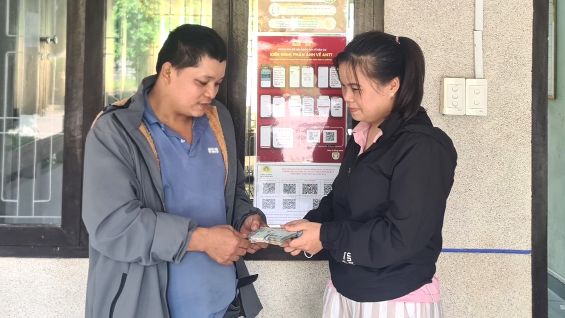 Trao trả 40 triệu đồng cho người dân bị đánh rơi