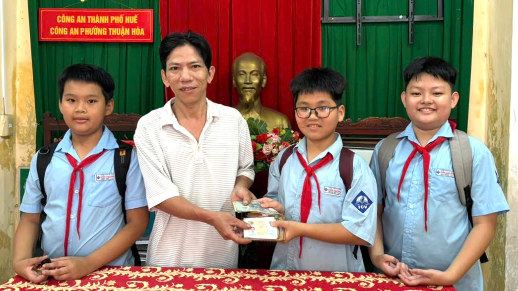 Học sinh Trường THCS Trần Cao Vân trả lại ví tiền cho người đánh rơi