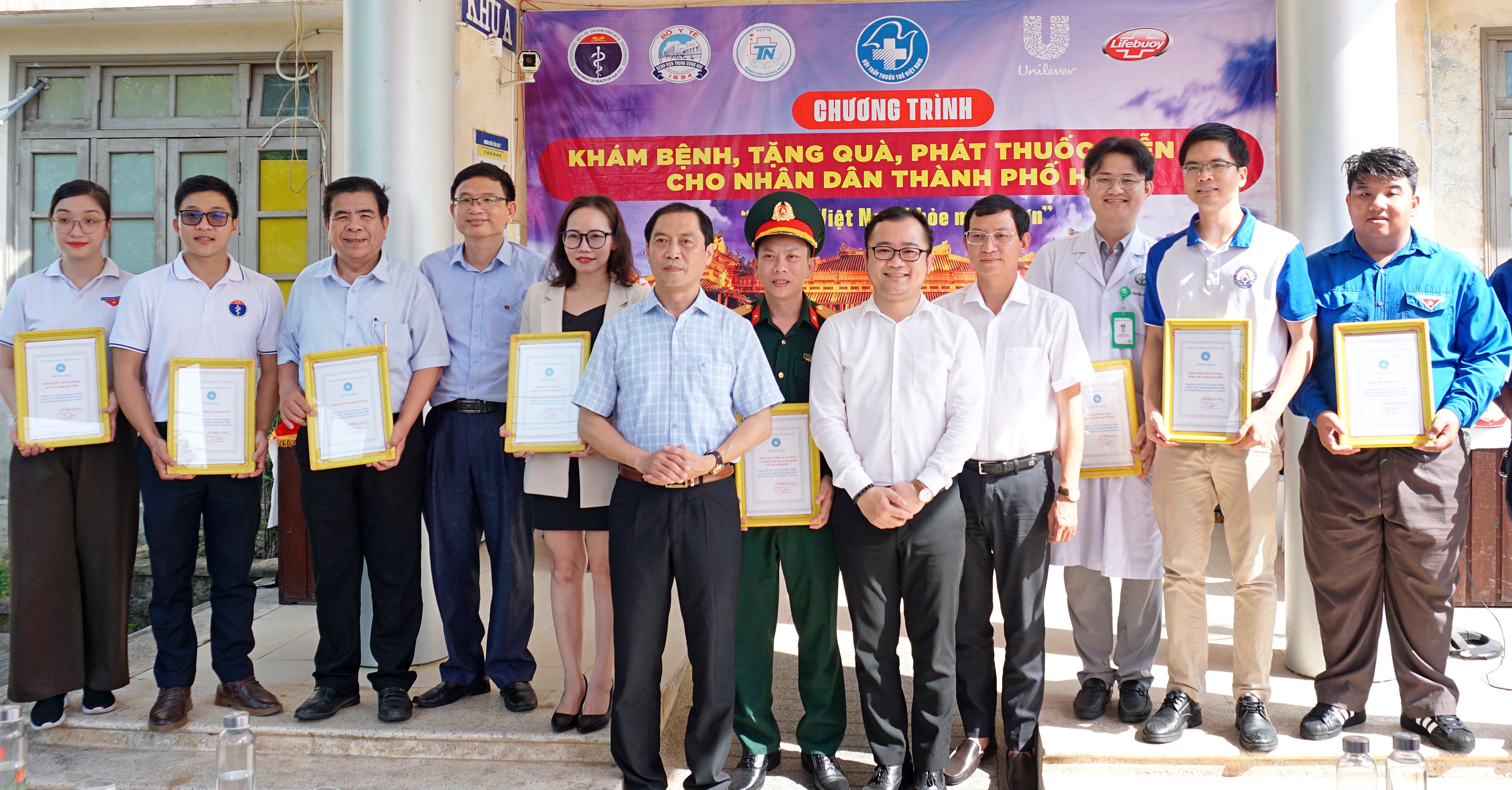 Khám, sàng lọc và quản lý sức khỏe cho 400 người dân ở huyện Phú Lộc