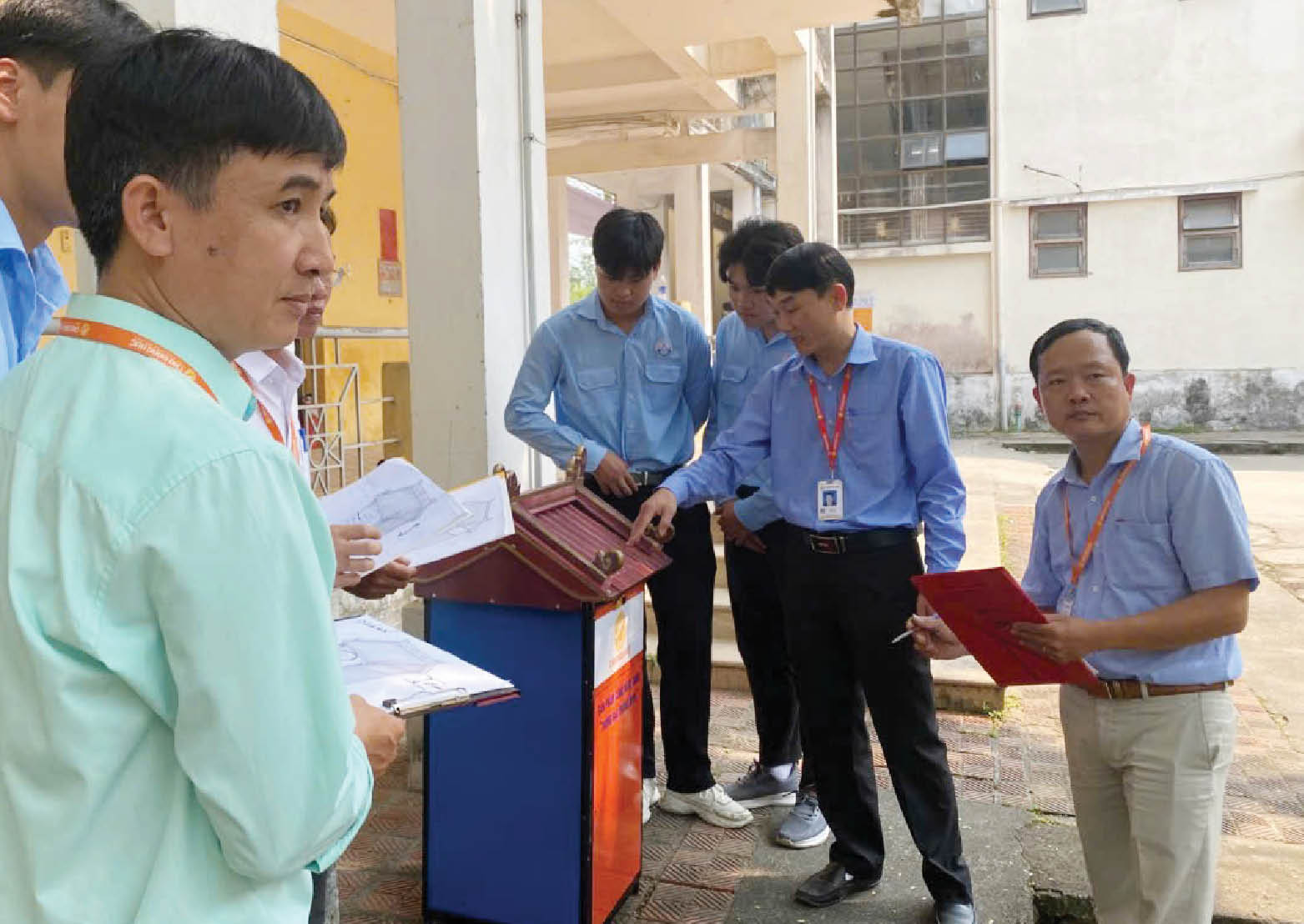 Thùng rác thông minh “made by sinh viên”