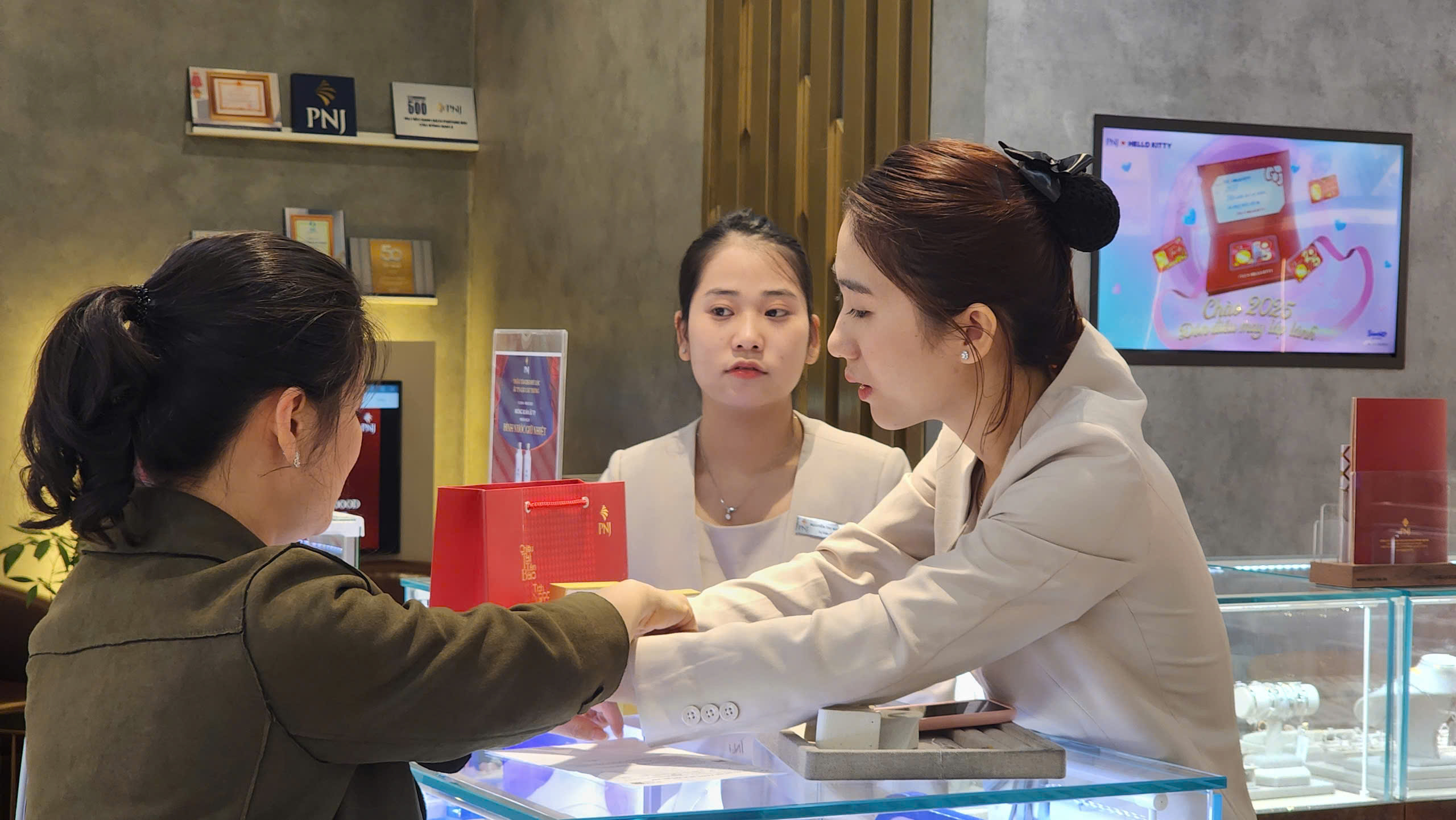 Giá vàng lại liên tục lập đỉnh