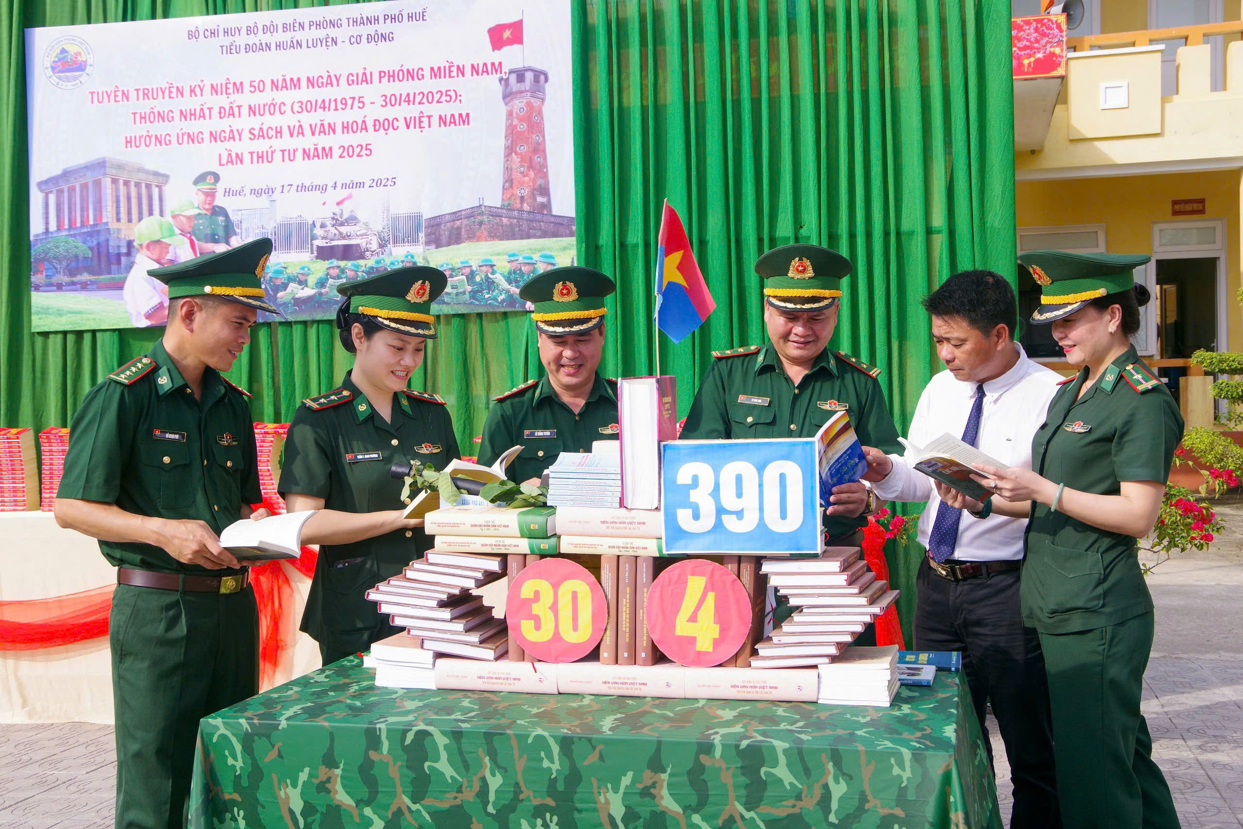 Tặng 600 đầu sách cho cán bộ, chiến sĩ