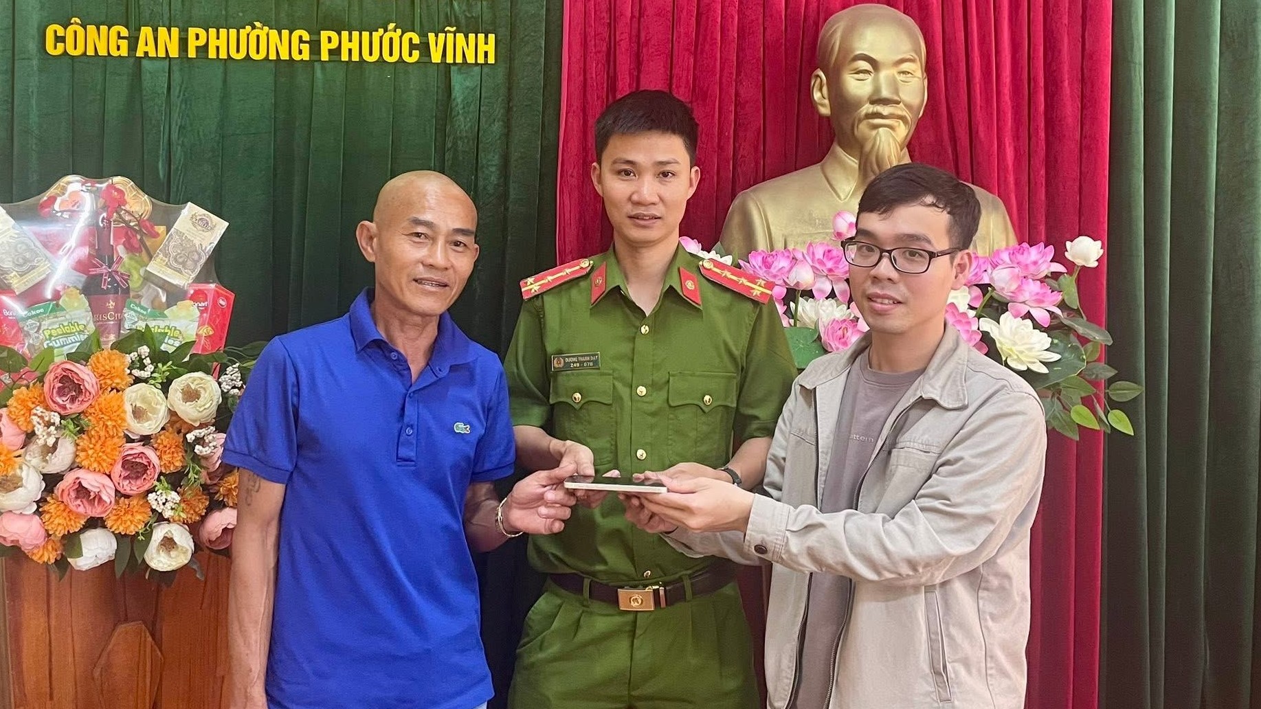 Nhặt được điện thoại, trả người đánh rơi