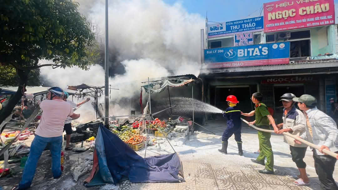 Huy động lực lượng kiểm soát đám cháy tại chợ An Lỗ
