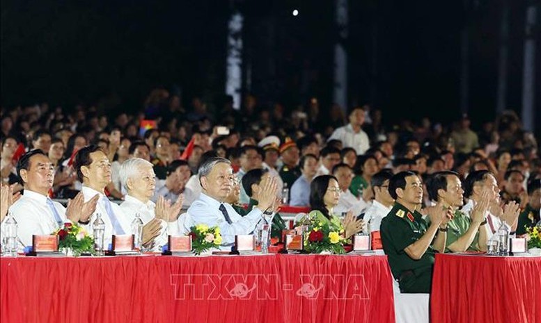 Tổng Bí thư Tô Lâm dự Chương trình nghệ thuật Đất nước trọn niềm vui