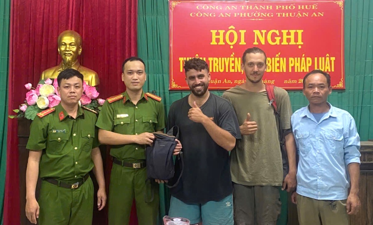 Trao trả tài sản đánh rơi cho du khách Israel