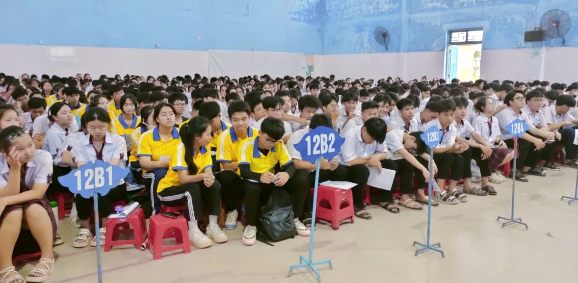 Hỗ trợ học sinh lớp 12 đăng ký dự thi tốt nghiệp THPT