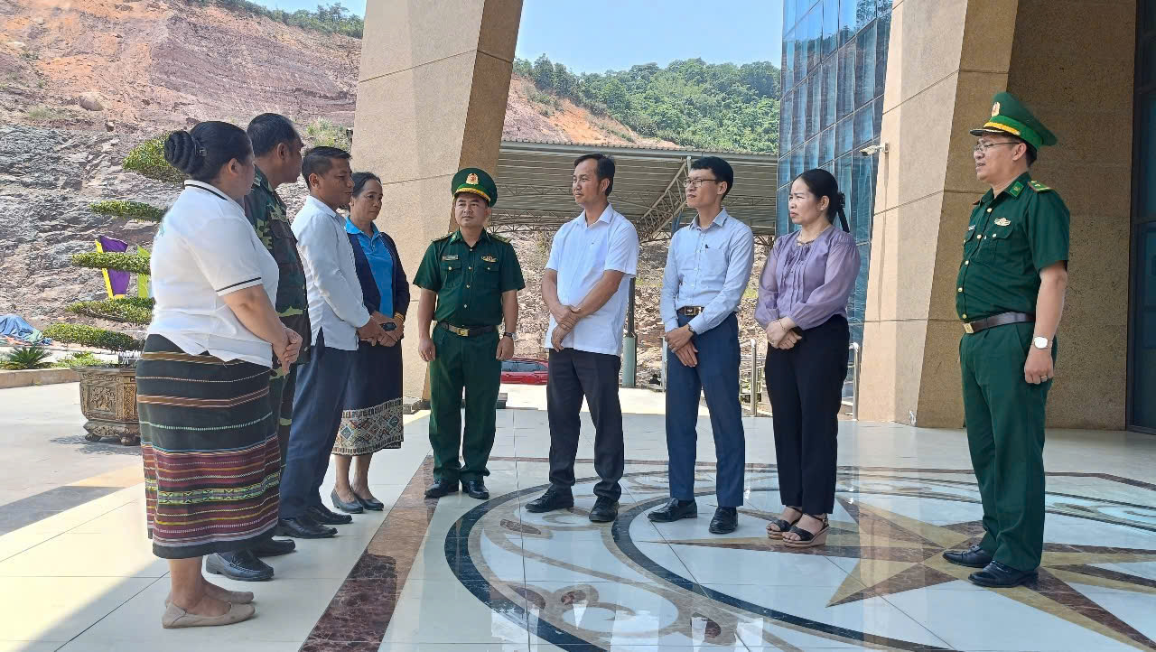 Thăm, tặng quà dân bản Ta Lui