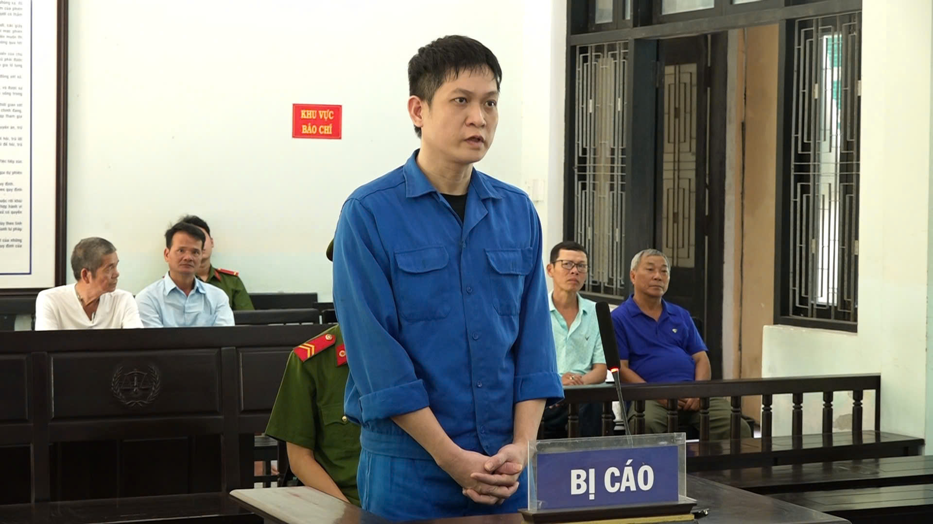 Chiếm đoạt tiền của công ty để đánh bạc, nhận án 8 năm tù