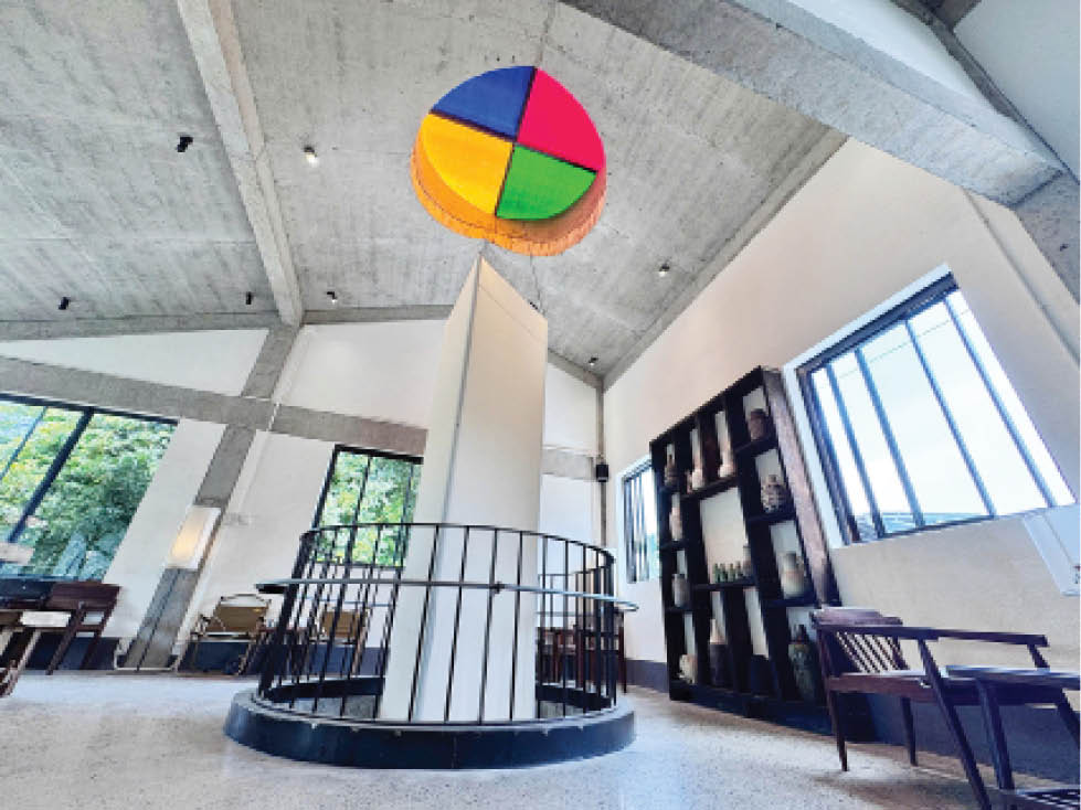 Quen mà lạ với trần xi măng