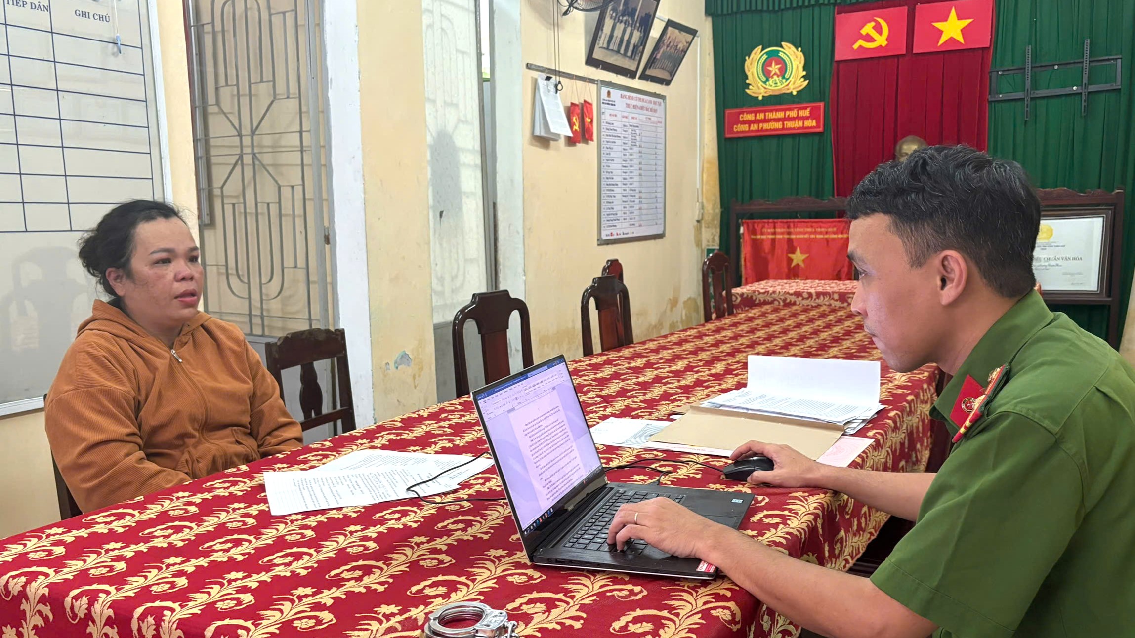 Khởi tố đối tượng làm giả sổ hồng đem đi cầm cố