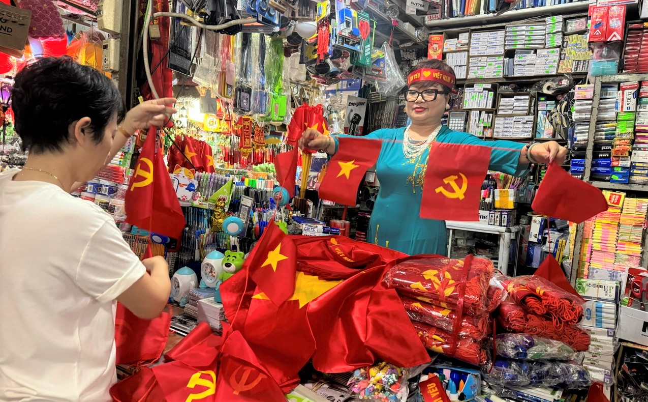 Khan hàng cờ dây và khuôn thiếc in hình ngôi sao