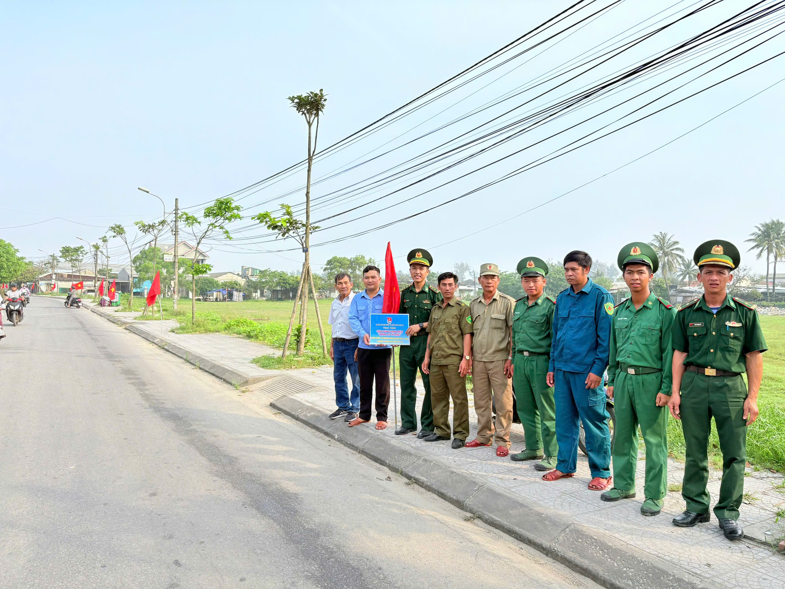 Trao tặng công trình “Đường cờ Tổ quốc”