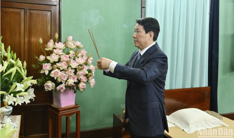 Chủ tịch nước Lương Cường dâng hương và thăm Khu di tích Chủ tịch Hồ Chí Minh