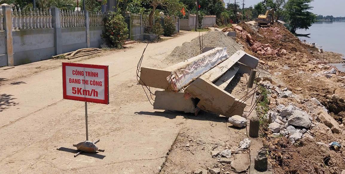 Bụi mù mịt khi thi công bờ kè sông Bồ