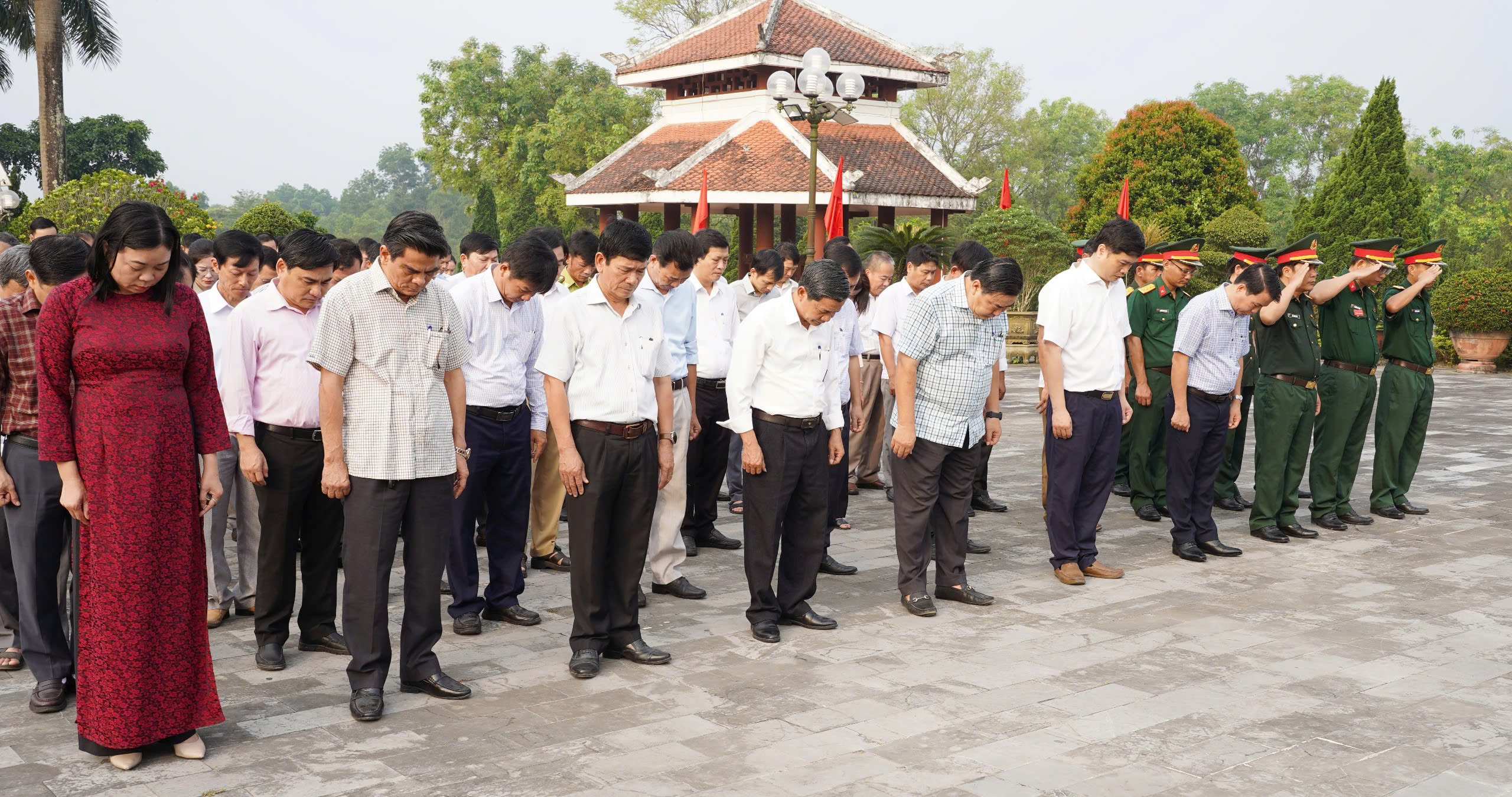 Lãnh đạo TX Phong Điền viếng Nghĩa trang Liệt sĩ Hương Điền