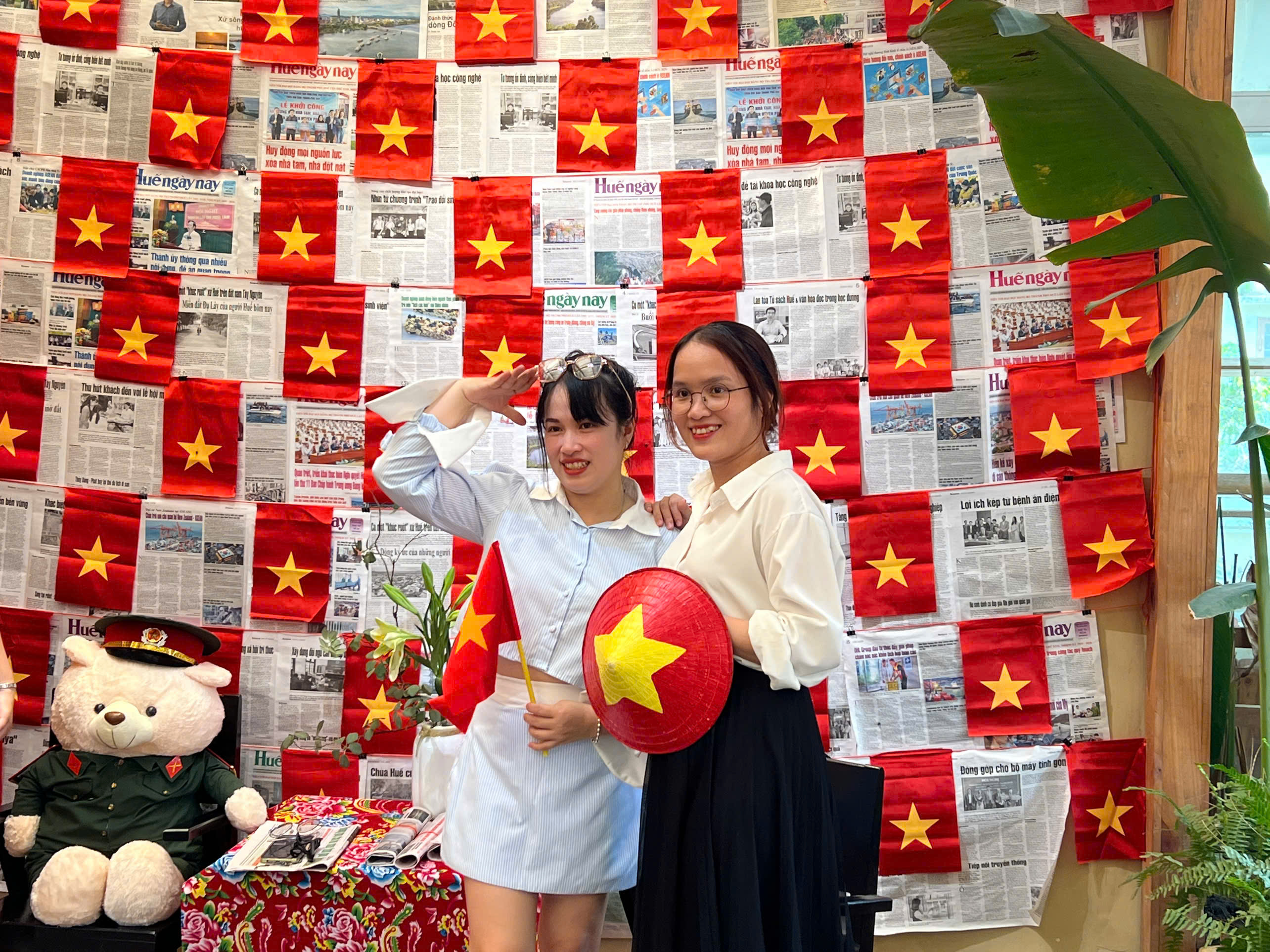 Ngày hội non sông trên từng góc phố Huế