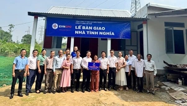 Công ty Điện lực Huế bàn giao 2 ngôi nhà tình nghĩa cho hộ nghèo
