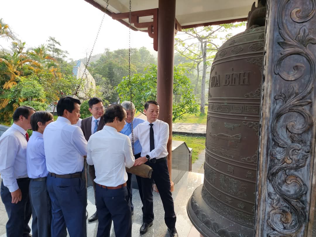 Dâng hương tri ân các anh hùng liệt sĩ