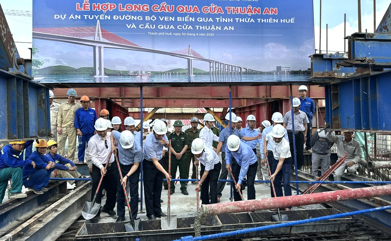 Hợp long cầu qua cửa biển Thuận An