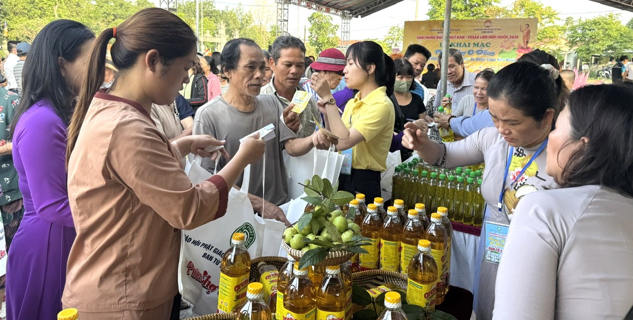 1 000 hộ khó khăn mua sắm ở “Phiên chợ 0 đồng”