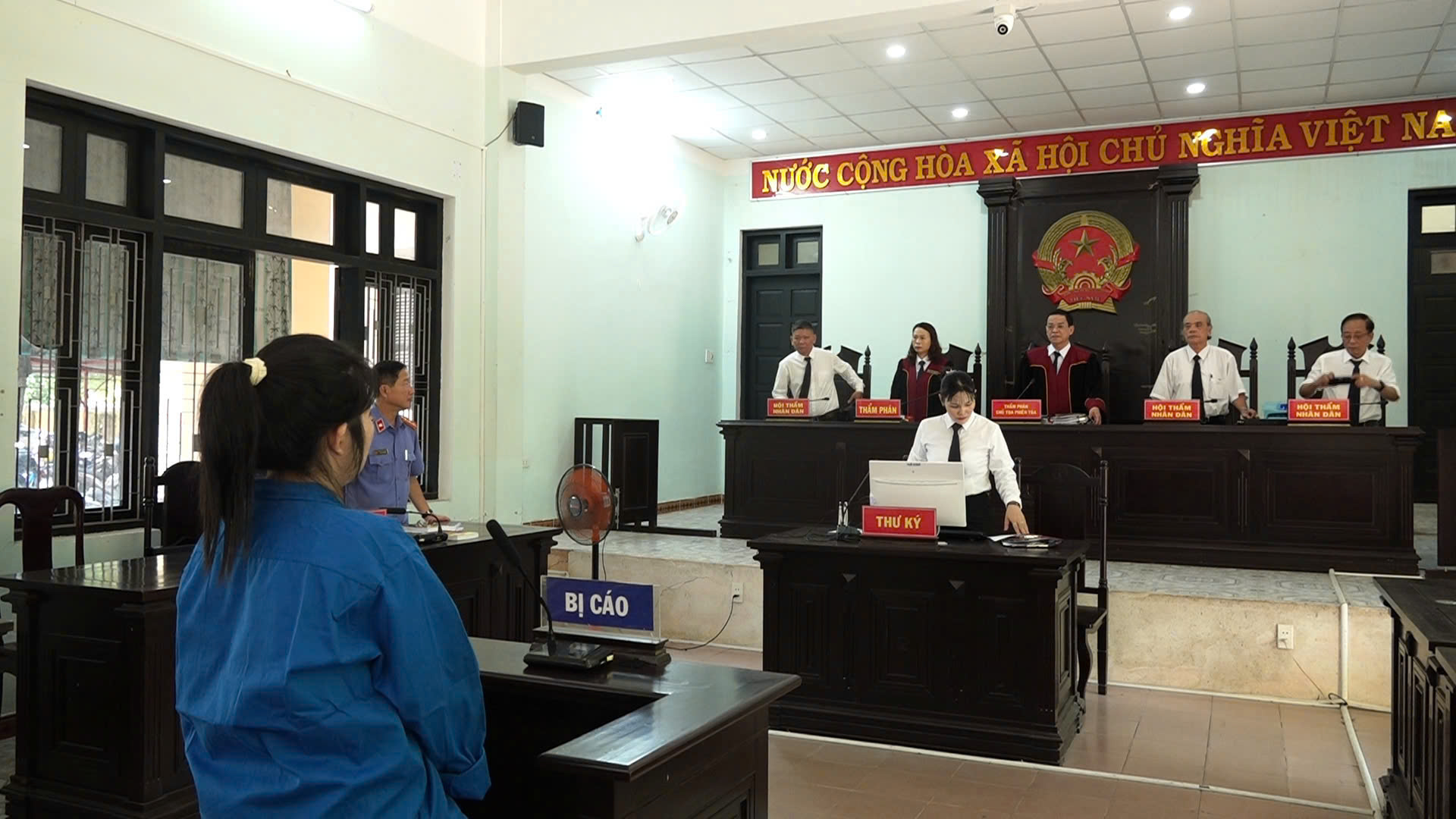 Tuyên phạt 12 năm tù đối với nữ nhân viên ngân hàng chiếm đoạt tài​ sản