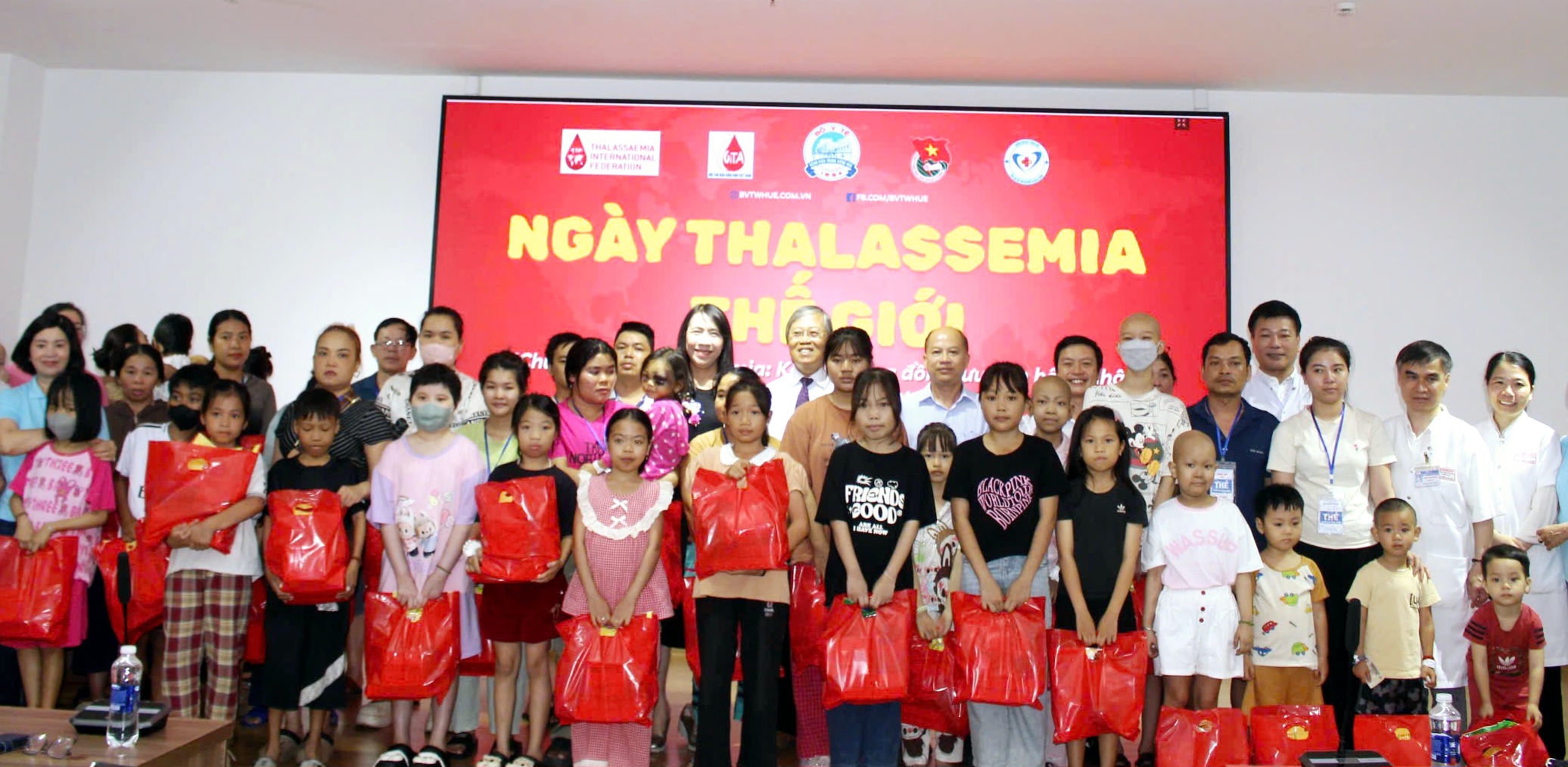 Trao 100 phần quà cho các bệnh nhân nhân Ngày Thalassemia