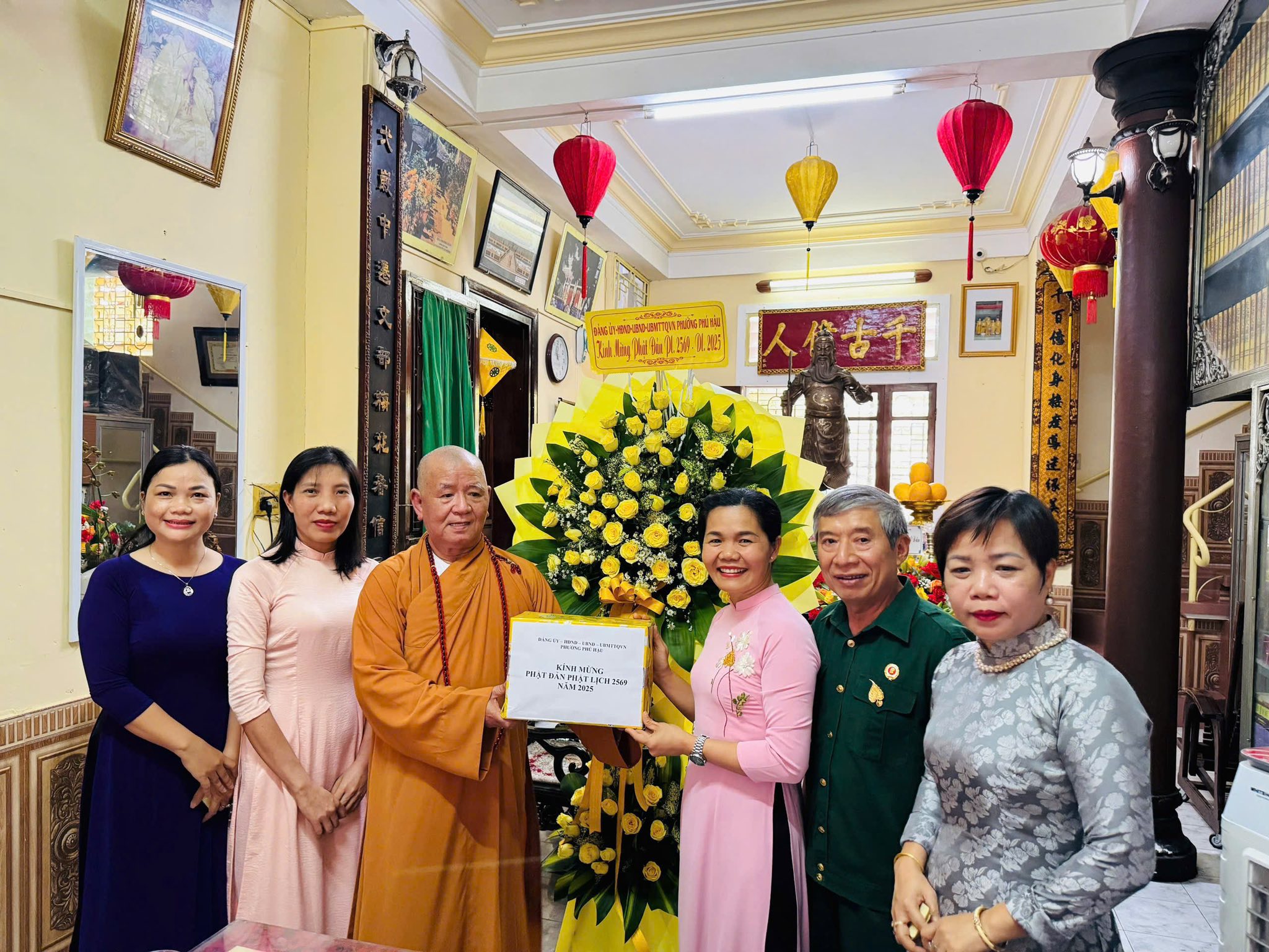 Hơn 800 suất quà được trao đến các hộ gia đình khó khăn