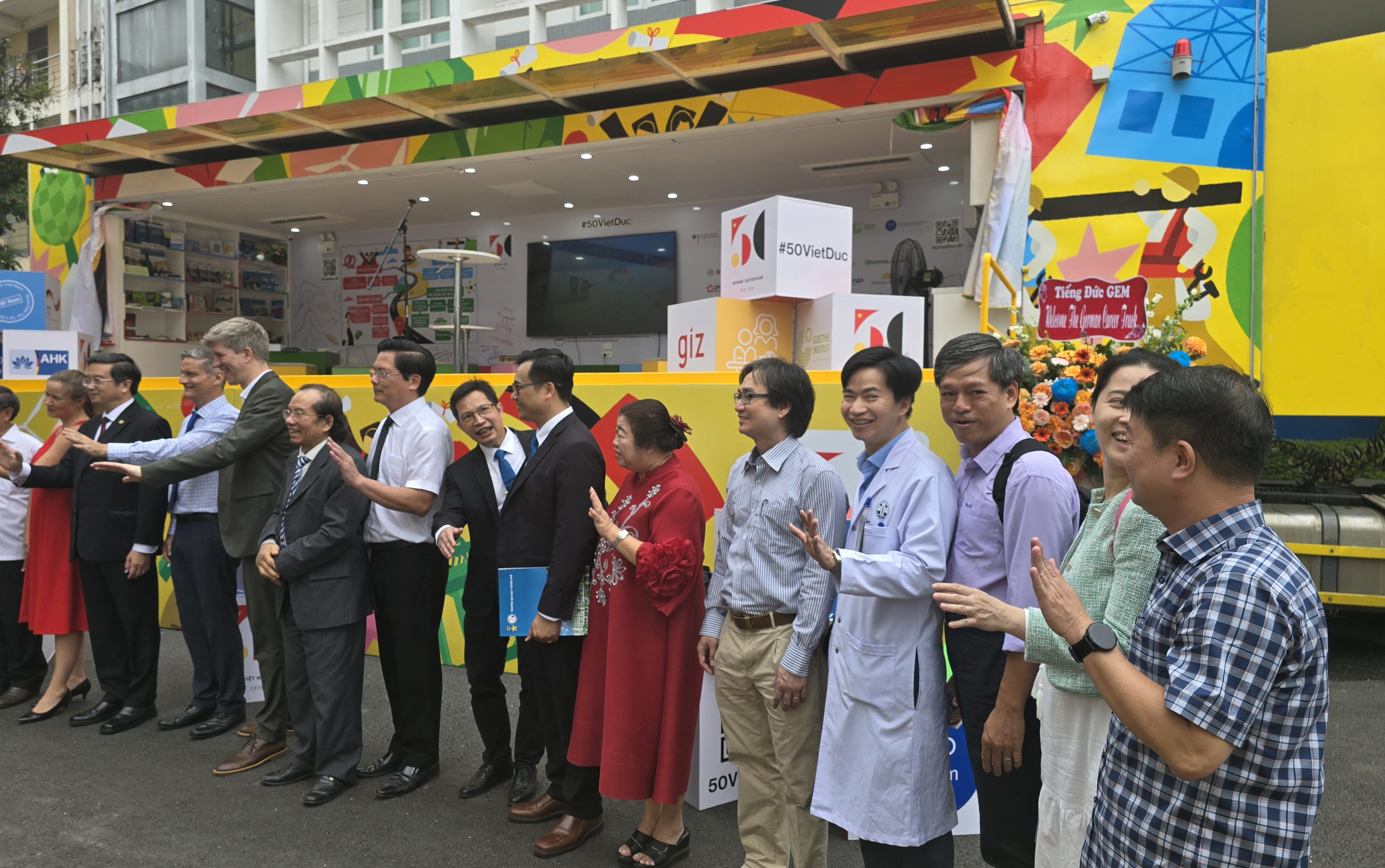 Chuyến xe hướng nghiệp Mang triệu ước mơ đến Huế