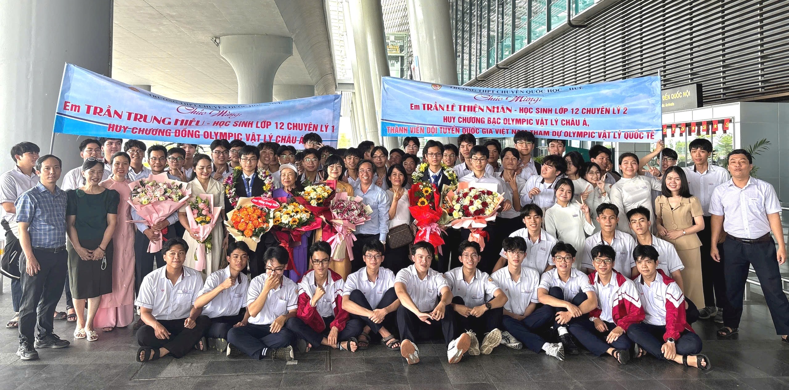 Đón 2 học sinh vừa đoạt huy chương Olympic Vật lý Châu Á trở về Huế