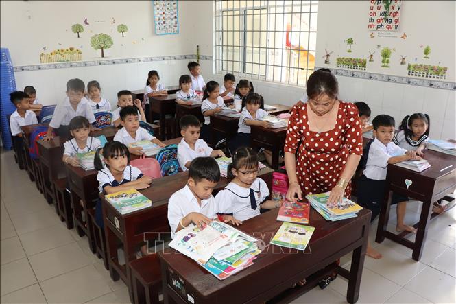 Dự kiến ban hành nhiều quy định mới về trả lương dạy thêm giờ cho giáo viên